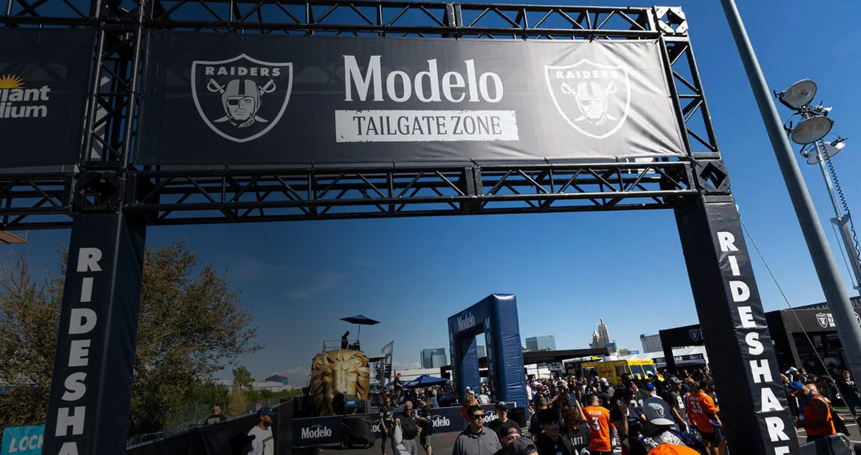 <span>The Modelo Fan Experience:</span>The Ultimate Raider Tailgate Party